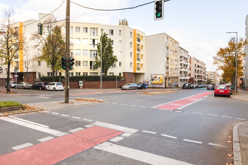 Farblich markierte Radfahrstreifen auf beiden Straßenseiten der Werbellinstraße