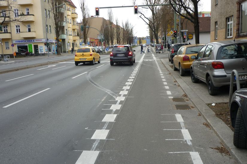 Radfahrstreifen auf Manteuffelstraße