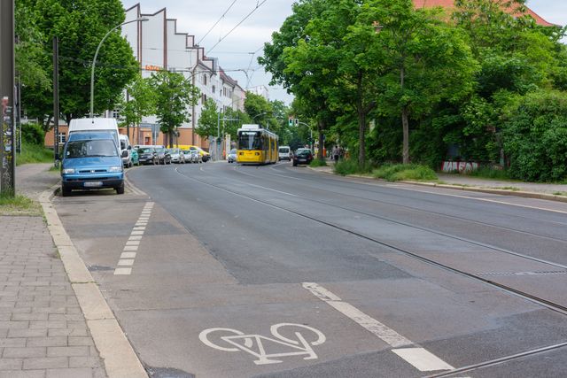 Fahrradschutzstreifen entlang Tramlinie Scheffelstraße