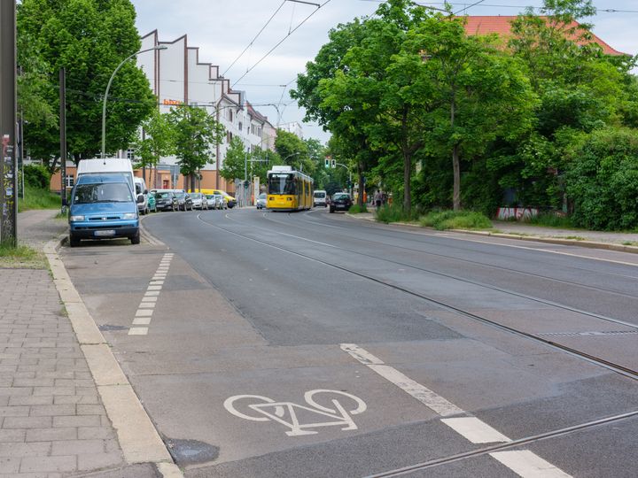 Fahrradschutzstreifen entlang Tramlinie Scheffelstraße