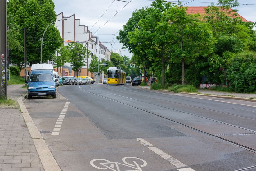 Fahrradschutzstreifen entlang Tramlinie Scheffelstraße