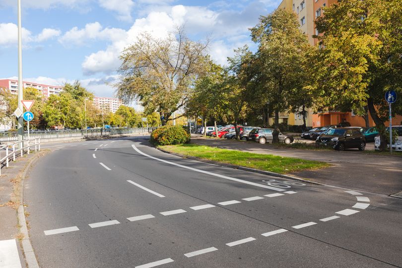 Schmaler Radfahrstreifen Alt-Friedrichsfelde vor Kurve