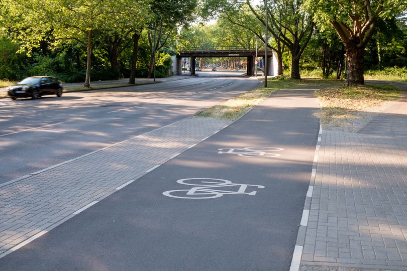 Breiter baulich getrennter Radweg entlang Hauptverkehrsstraße Roedernallee