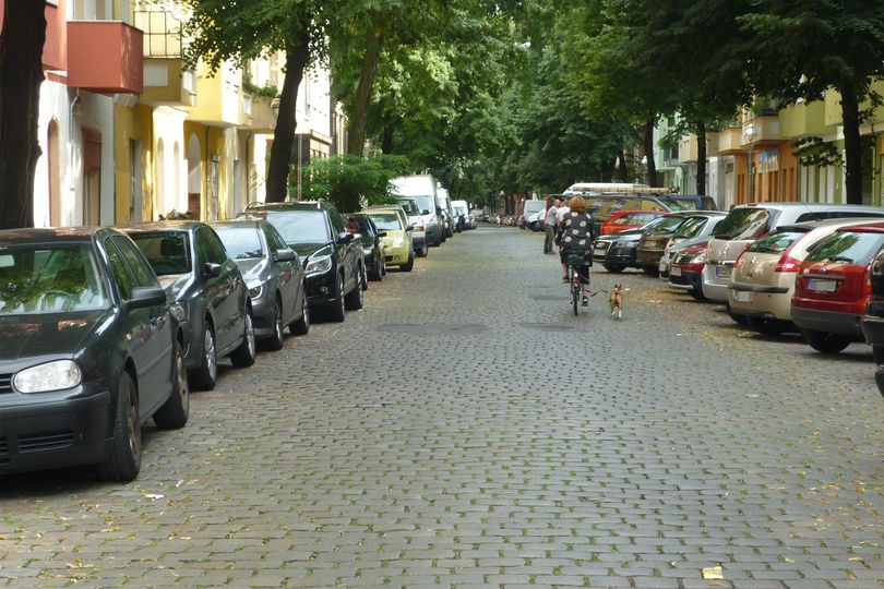 Radfahrende auf Kopfsteinpflaster Donaustraße Neukölln