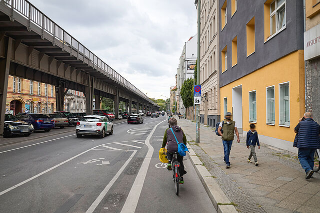 Radfahrstreifen mit Lieferzonen und Radfahrenden.