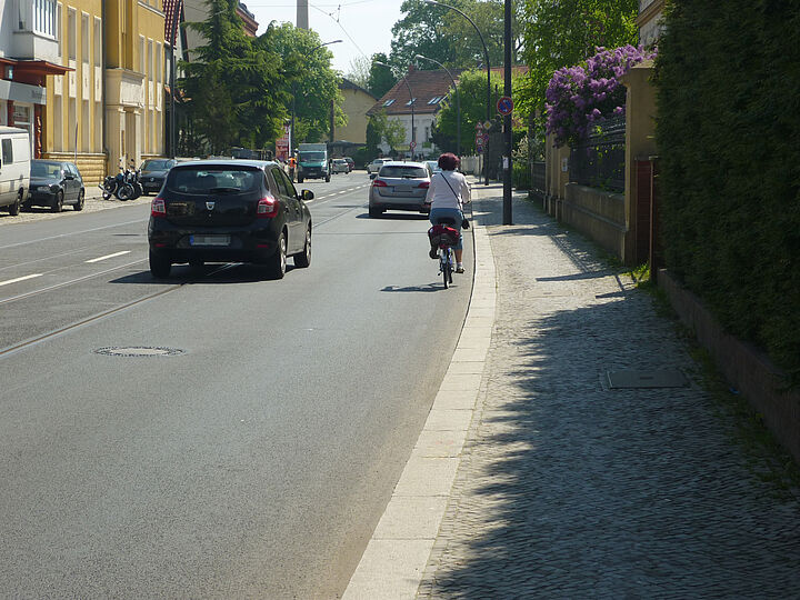 Radfahrerin wird von Auto überholt auf Müggelseedamm