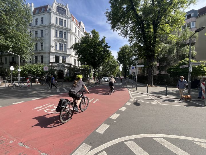 Kreuzungsbereich mit rot beschichteten Asphalt in der Handjerystraße