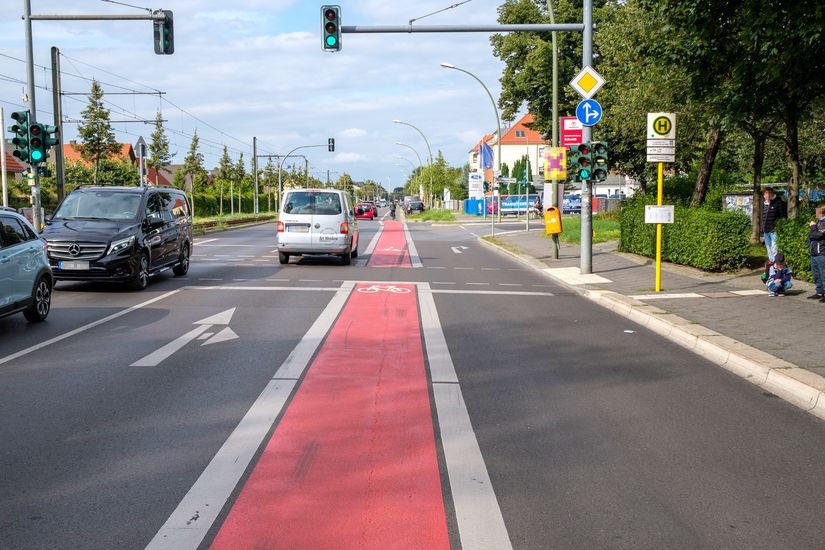 Rot markierter Radfahrstreifen im Kreuzungsbereich