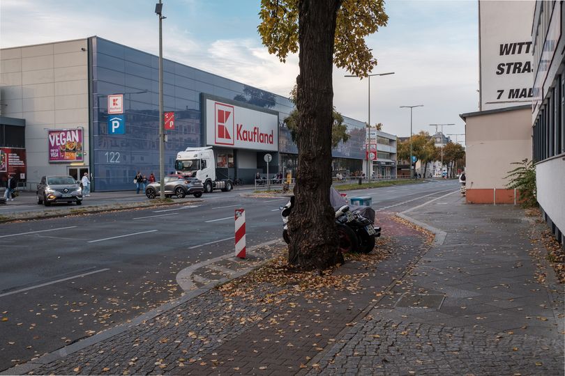 schmaler Hochbordradweg neben Straße