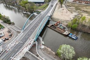 Blick aus der Vogelperspektive auf eine Brücke