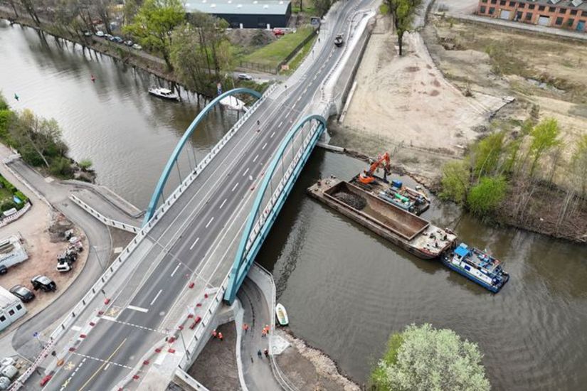 Blick aus der Vogelperspektive auf eine Brücke