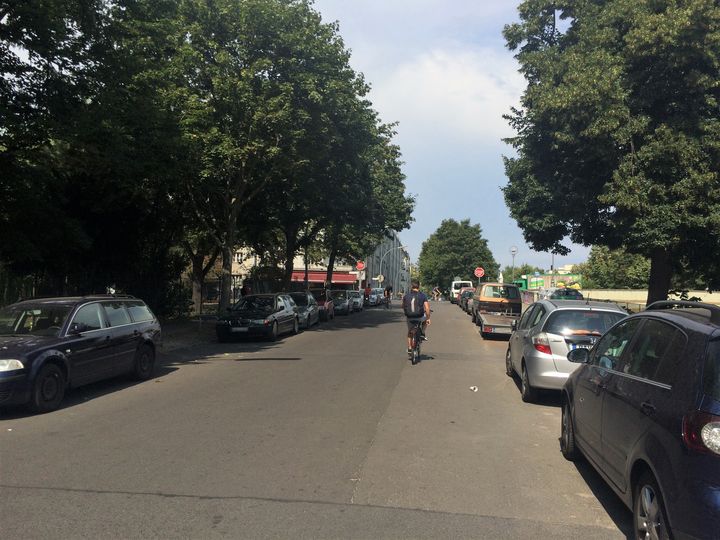 Radfahrer auf Weigandufer Berlin Neukölln