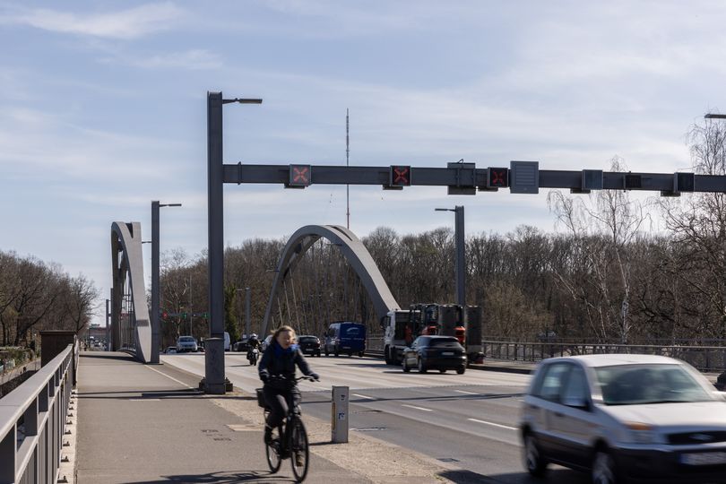 Fahrradfahrerin fährt auf einer Brücke in Berlin Spandau