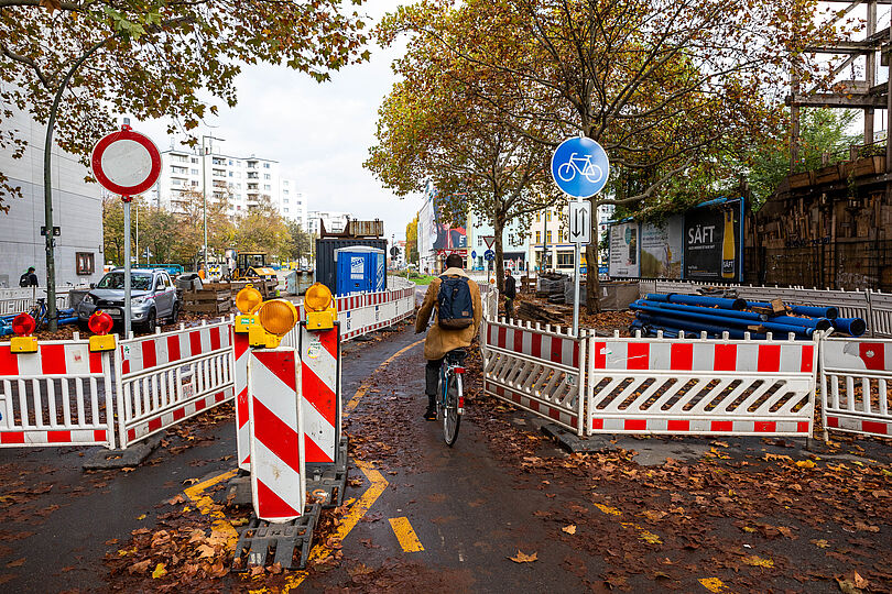Radfahrer fährt durch Baustelle Moritzplatz Ecke Prinzenstraße