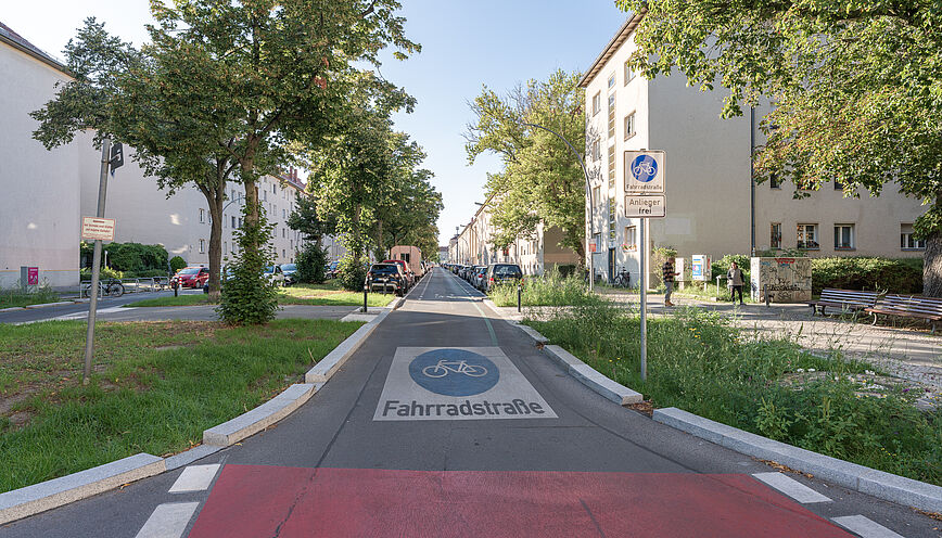 Piktogramm und Beschilderung der neuen Fahrradstraße in der Togostraße