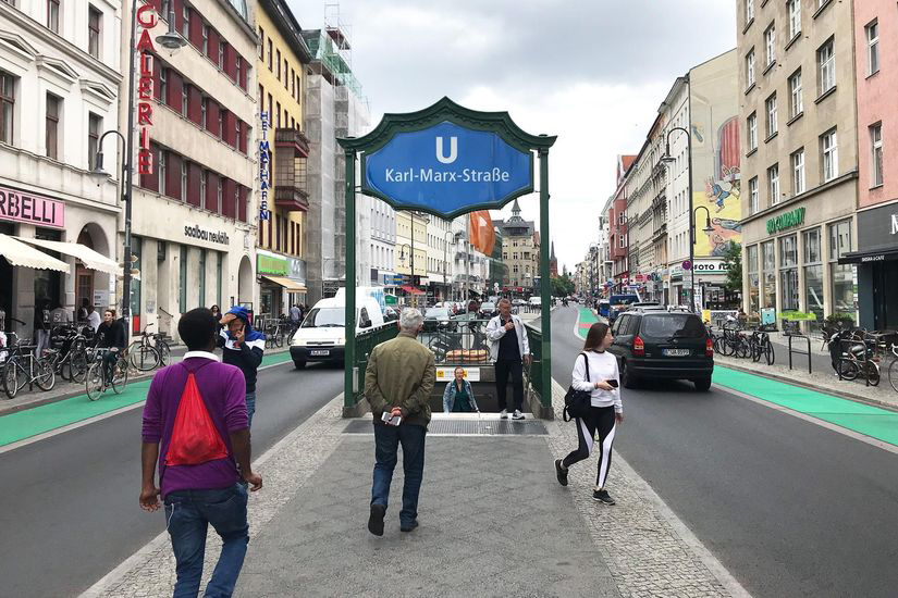 Grün markierter Radfahrstreifen auf Karl-Marx-Straße Höhe U-Bahn-Station