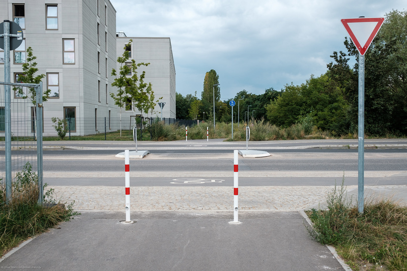 Fußgängerüberweg asphaltierter gemeinsamer Geh- und Radweg Hoyerswerdaer Straße